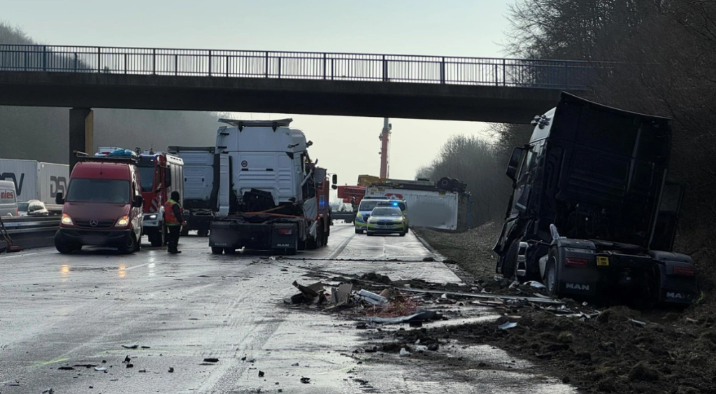 A44 bei Paderborn wegen Glatteis gesperrt: wo es staut und welche Umleitungen gelten A44 bei Paderborn wegen Glatteis gesperrt: wo es staut und welche Umleitungen gelten