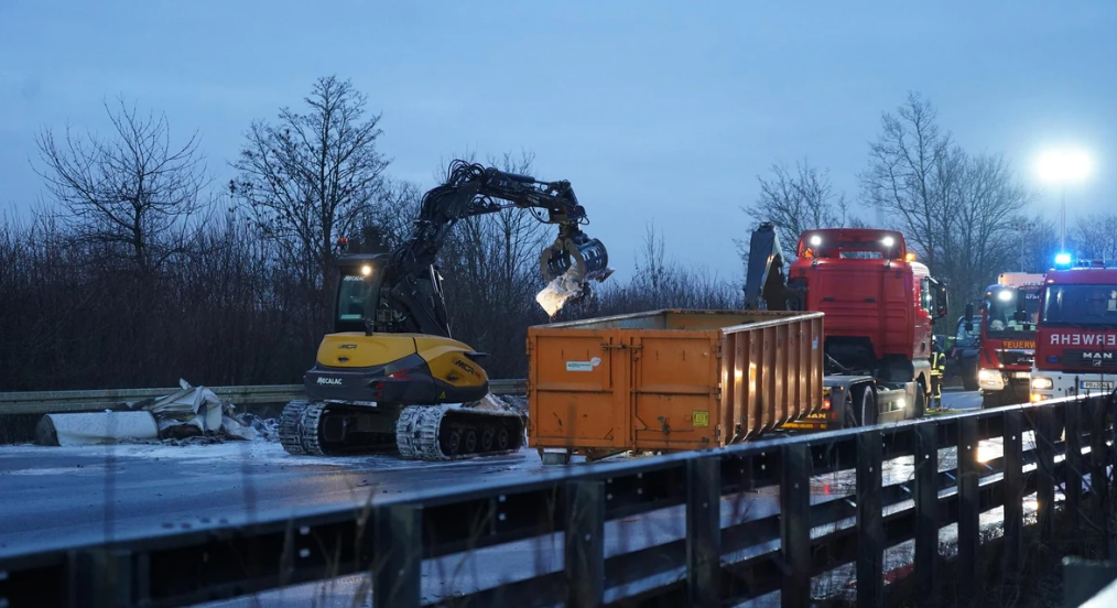 A44 bei Paderborn wegen Glatteis gesperrt: wo es staut und welche Umleitungen gelten