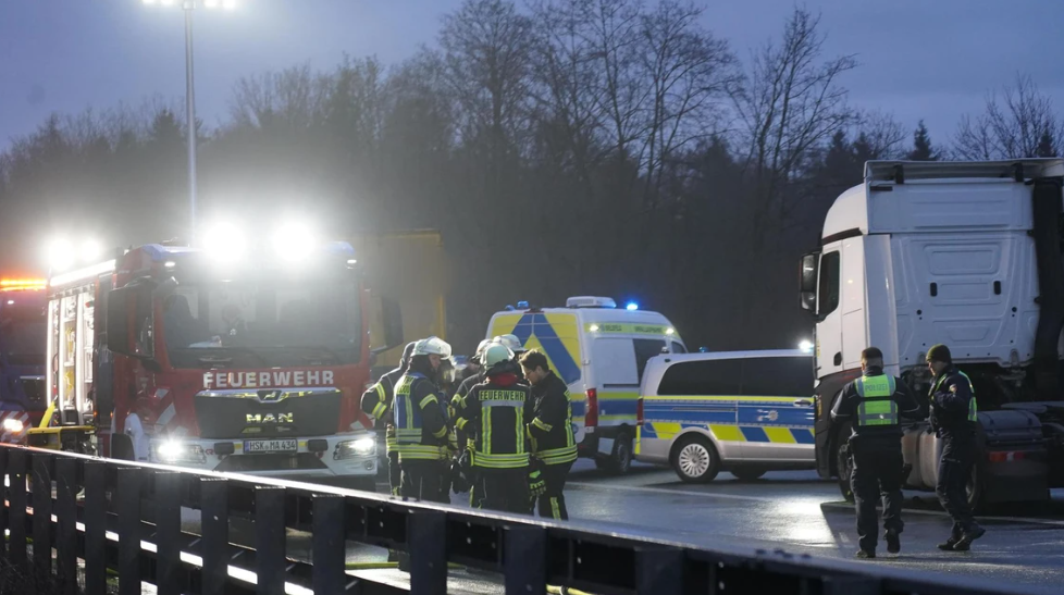 A44 bei Paderborn wegen Glatteis gesperrt: wo es staut und welche Umleitungen gelten