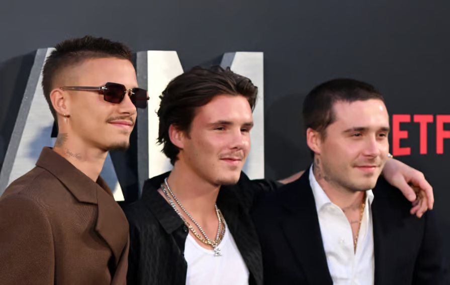 Romeo und Cruz Beckham in Paris: Doppeldate bei der Fashion Week – Brooklyn fehlt mitten im Beckham-Zoff