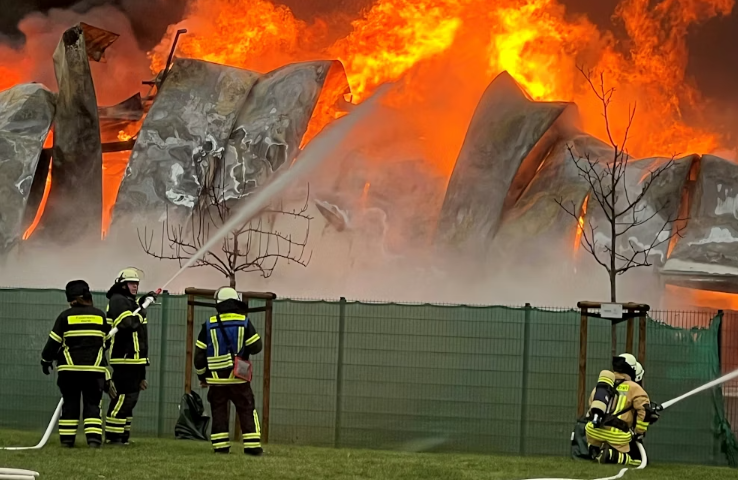 Brand in Hürth-Kalscheuren: Zwei Lagerhallen brennen – Rauchwolke zieht Richtung Köln Brand in Hürth-Kalscheuren: Zwei Lagerhallen brennen – Rauchwolke zieht Richtung Köln