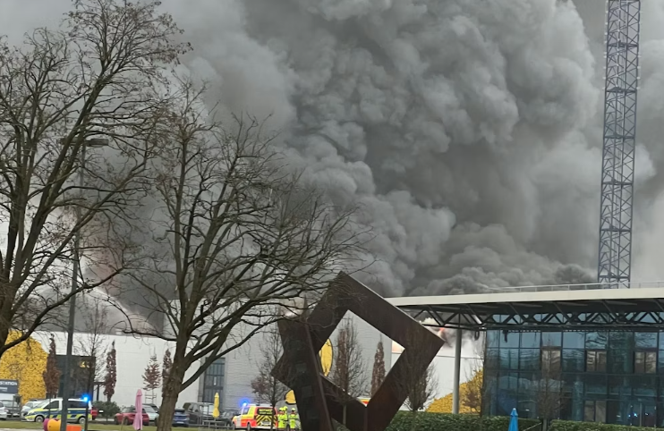 Brand in Hürth-Kalscheuren: Zwei Lagerhallen brennen – Rauchwolke zieht Richtung Köln