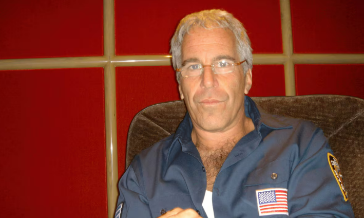 Epstein-Akten: Warum jetzt überall KI-Fakes auftauchen – und wie Sie Deepfakes in Sekunden erkennen Epstein-Akten: Warum jetzt überall KI-Fakes auftauchen – und wie Sie Deepfakes in Sekunden erkennen