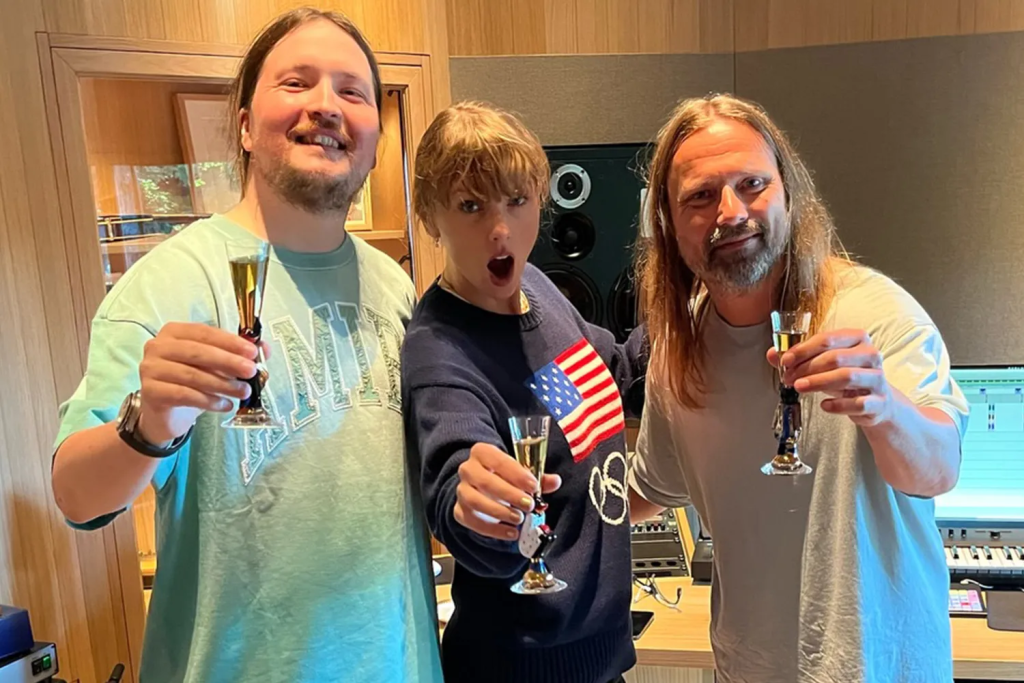 „Ungeschminkt im Studio: Was zeigt Taylor Swift auf Instagram über ‚Opalite‘ – und welche Rolle spielt Max Martin?“
