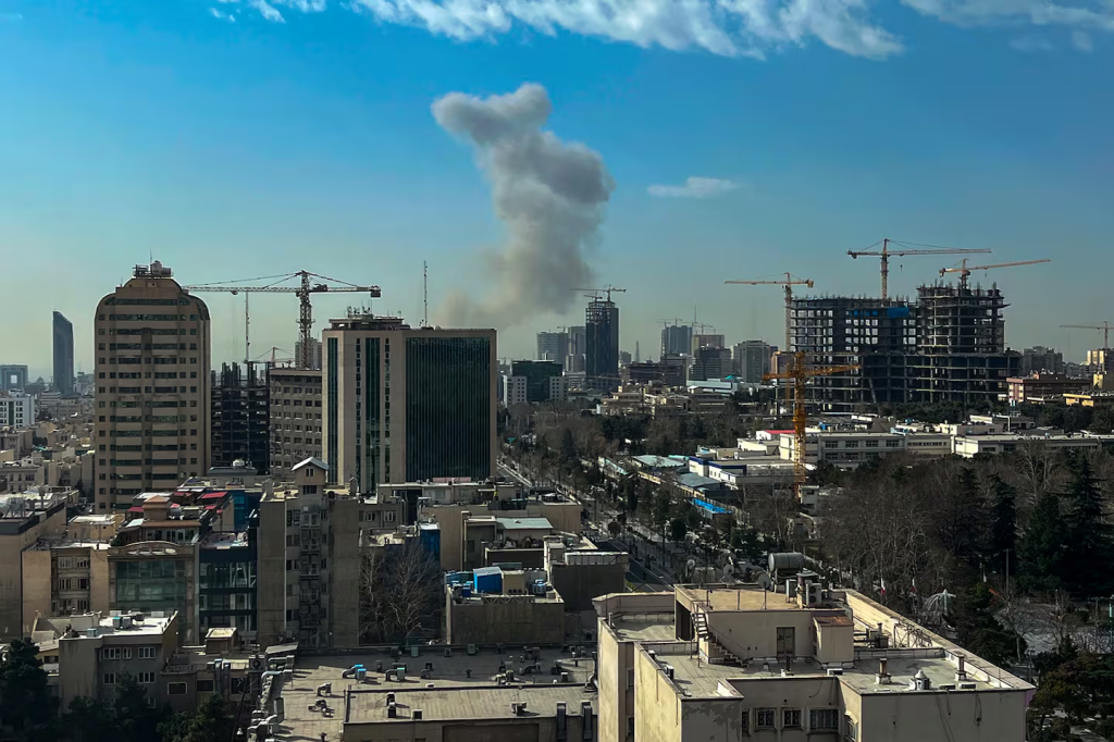 Eskalation im Nahen Osten: Angriff auf Iran, Raketenangriffe als Reaktion und gesperrter Luftraum – was bisher bekannt ist