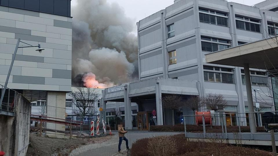 Großbrand in Darmstadt-Wixhausen: Was brennt beim GSI – und warum die Rauchwarnung so ernst genommen wird