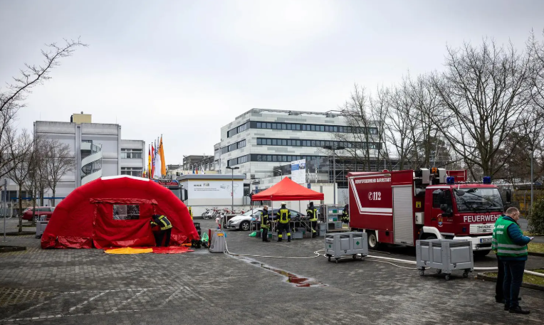 Großbrand in Darmstadt-Wixhausen: Was brennt beim GSI – und warum die Rauchwarnung so ernst genommen wird