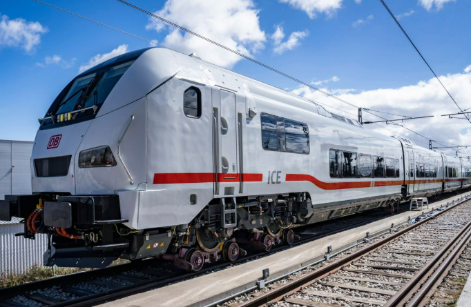 Deutsche Bahn tief in den roten Zahlen: Warum Fernverkehr und Verspätungen zum Milliardenminus führten Deutsche Bahn tief in den roten Zahlen: Warum Fernverkehr und Verspätungen zum Milliardenminus führten