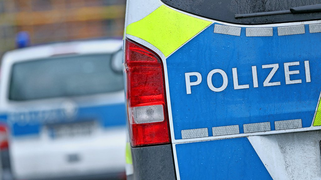 Kinder im Kofferraum und elf Menschen im Van: Polizei stoppt zwei überfüllte Autos in Niederbayern Kinder im Kofferraum und elf Menschen im Van: Polizei stoppt zwei überfüllte Autos in Niederbayern