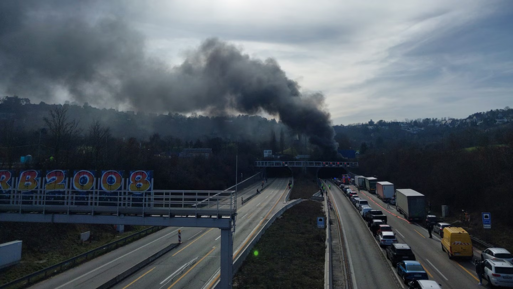 Brand im Engelbergtunnel auf der A81 bei Leonberg: Was passiert ist, wo gesperrt wird und wie Sie den Stau umfahren