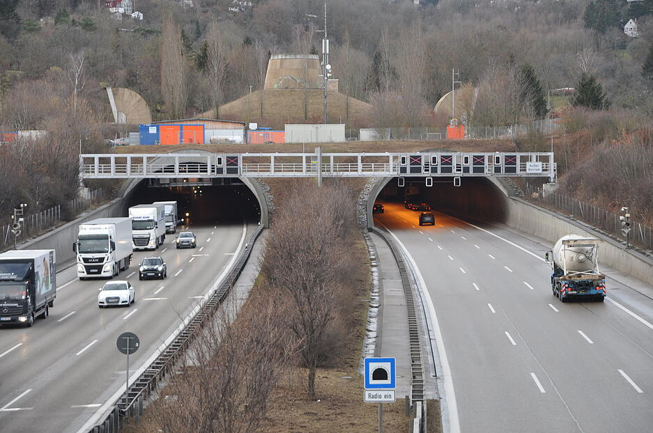 Brand im Engelbergtunnel auf der A81 bei Leonberg: Was passiert ist, wo gesperrt wird und wie Sie den Stau umfahren