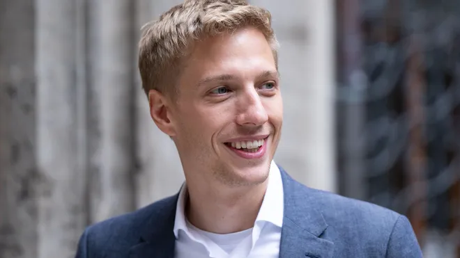 Wer ist Dominik Krause und warum feiern die Grünen seinen Wahlsieg in München als historischen Durchbruch?