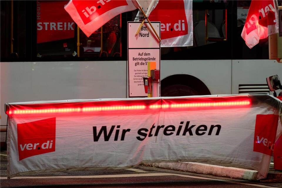 Nahverkehrsstreik in NRW am 17. März 2026: Was ausfällt und wie Pendler zur Arbeit kommen Nahverkehrsstreik in NRW am 17. März 2026: Was ausfällt und wie Pendler zur Arbeit kommen