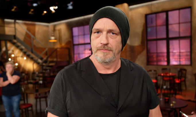 Torsten Sträter sagt Auftritte ab: Wann es für den Comedian wieder auf die Bühne gehen soll Torsten Sträter sagt Auftritte ab: Wann es für den Comedian wieder auf die Bühne gehen soll