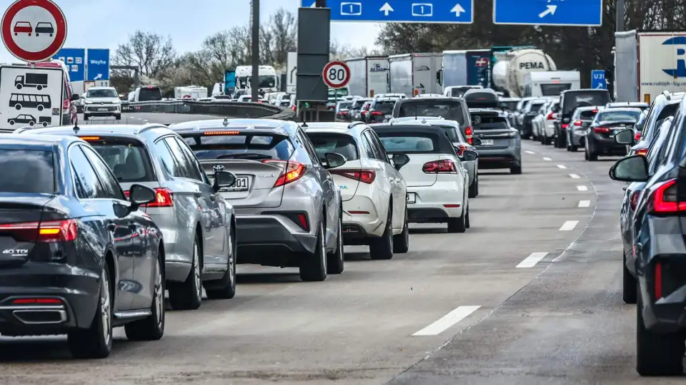Lkw-Anhänger brennt auf der A1 bei Wildeshausen aus: Wie lange die Sperrung dauern könnte