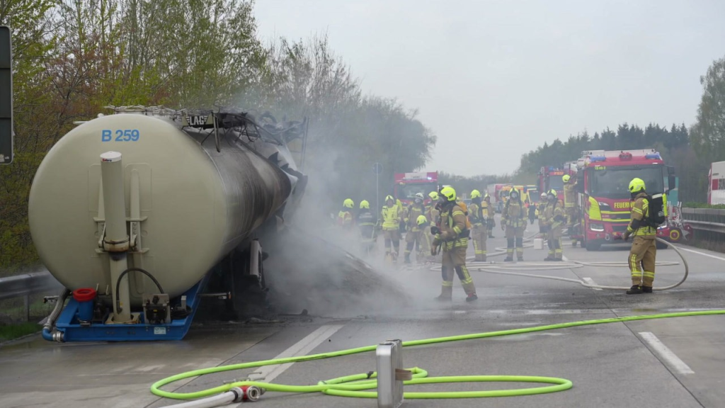 Lkw-Anhänger brennt auf der A1 bei Wildeshausen aus: Wie lange die Sperrung dauern könnte