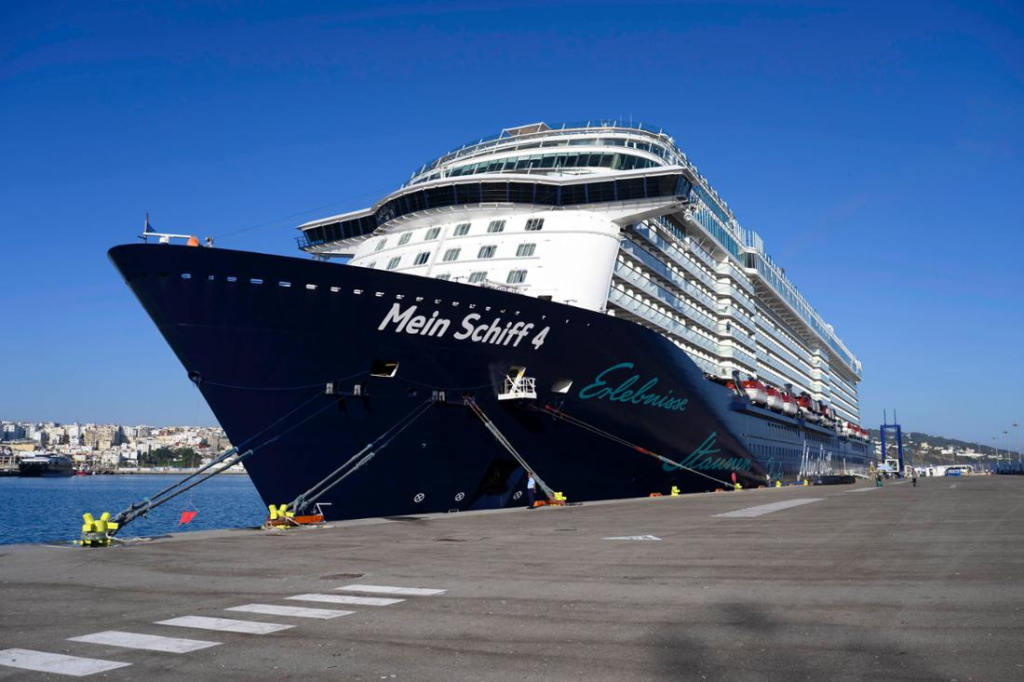 Mein Schiff 4 und 5 sitzen im Persischen Golf fest: Warum der Mallorca-Start jetzt wackelt