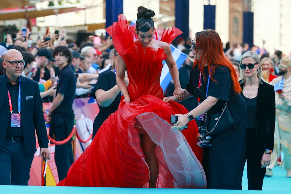 Sarah Engels beim ESC 2026: Warum ihr rotes Feuerkleid in Wien alle Blicke auf sich zieht