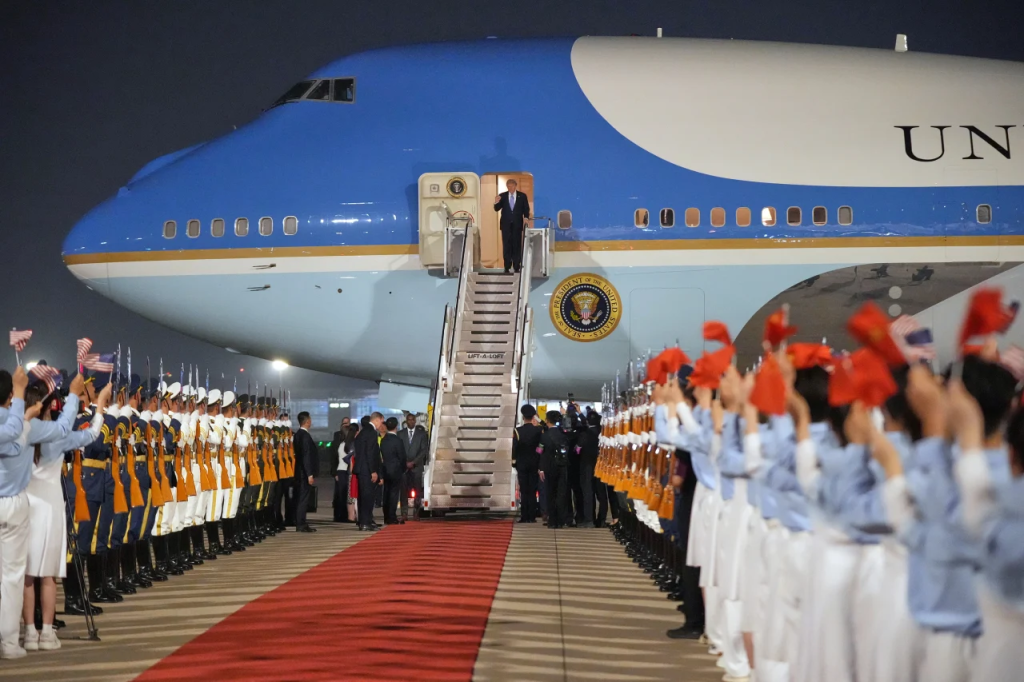 Trump reist erstmals seit 2017 nach China: Was über den Besuch, das Treffen mit Xi Jinping und die Rolle von Elon Musk bekannt ist