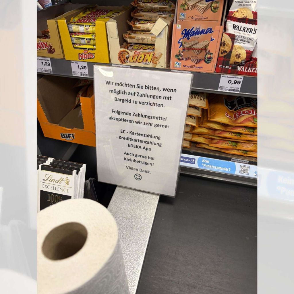 Bargeld oder Kartenzahlung bei Edeka: Warum ein Hinweis an der Kasse jetzt für Streit sorgt