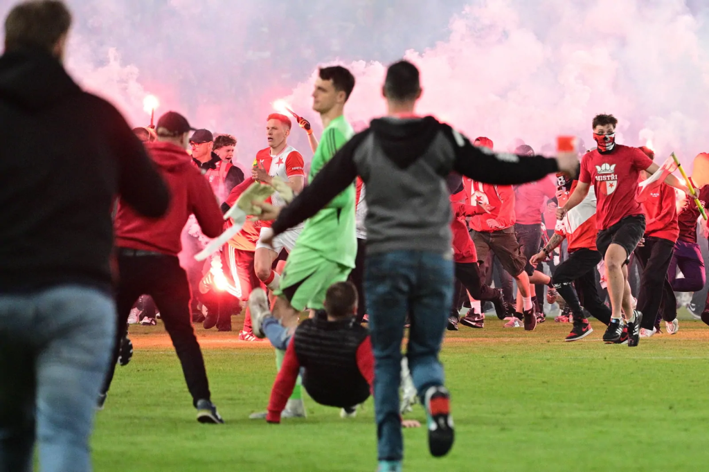 Slavia Prag gegen Sparta Prag: Warum der Platzsturm kurz vor der Meisterschaft Folgen haben kann