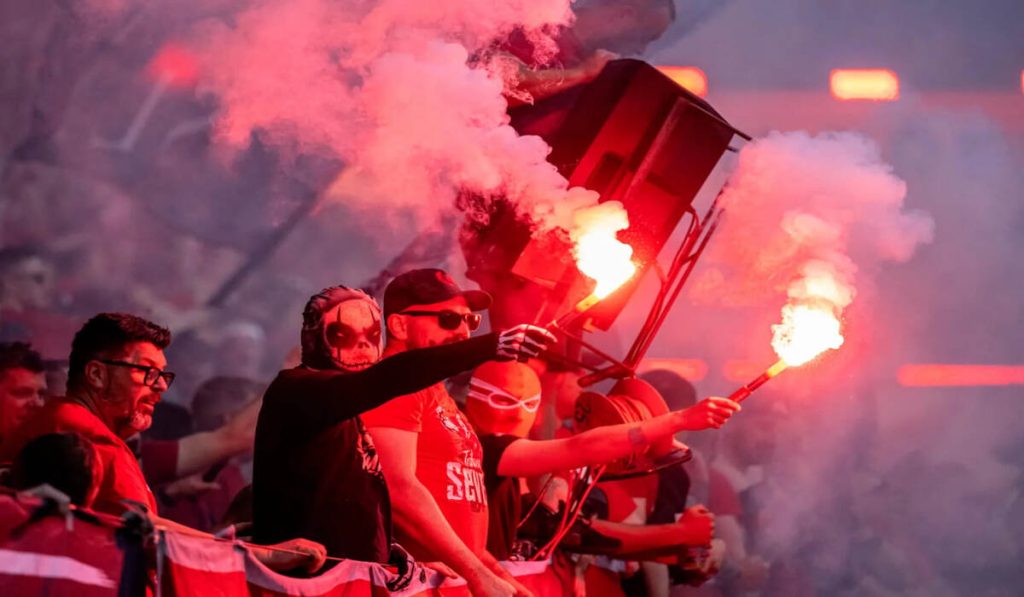 Slavia Prag gegen Sparta Prag: Warum der Platzsturm kurz vor der Meisterschaft Folgen haben kann Slavia Prag gegen Sparta Prag: Warum der Platzsturm kurz vor der Meisterschaft Folgen haben kann