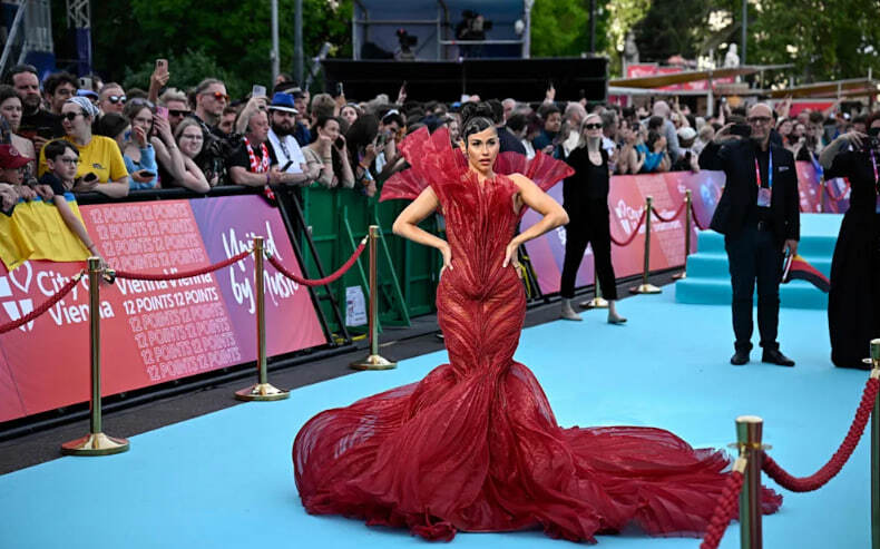 Sarah Engels beim ESC 2026: Warum ihr rotes Feuerkleid in Wien alle Blicke auf sich zieht Sarah Engels beim ESC 2026: Warum ihr rotes Feuerkleid in Wien alle Blicke auf sich zieht