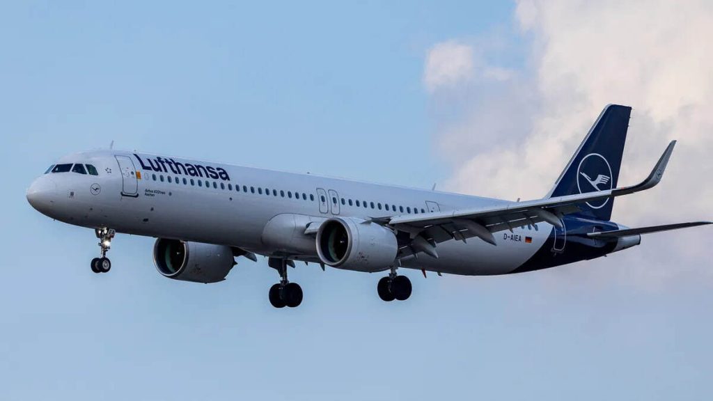 Kerosingeruch im Airbus A321: Warum Lufthansa-Passagiere in Athen über Notrutschen mussten