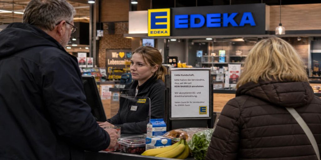 Bargeld oder Kartenzahlung bei Edeka: Warum ein Hinweis an der Kasse jetzt für Streit sorgt Bargeld oder Kartenzahlung bei Edeka: Warum ein Hinweis an der Kasse jetzt für Streit sorgt