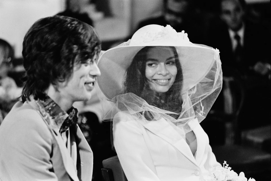 Dua Lipa und Callum Turner verheiratet? Alles über die Hochzeit, ihren weißen Look und seinen Hintergrund