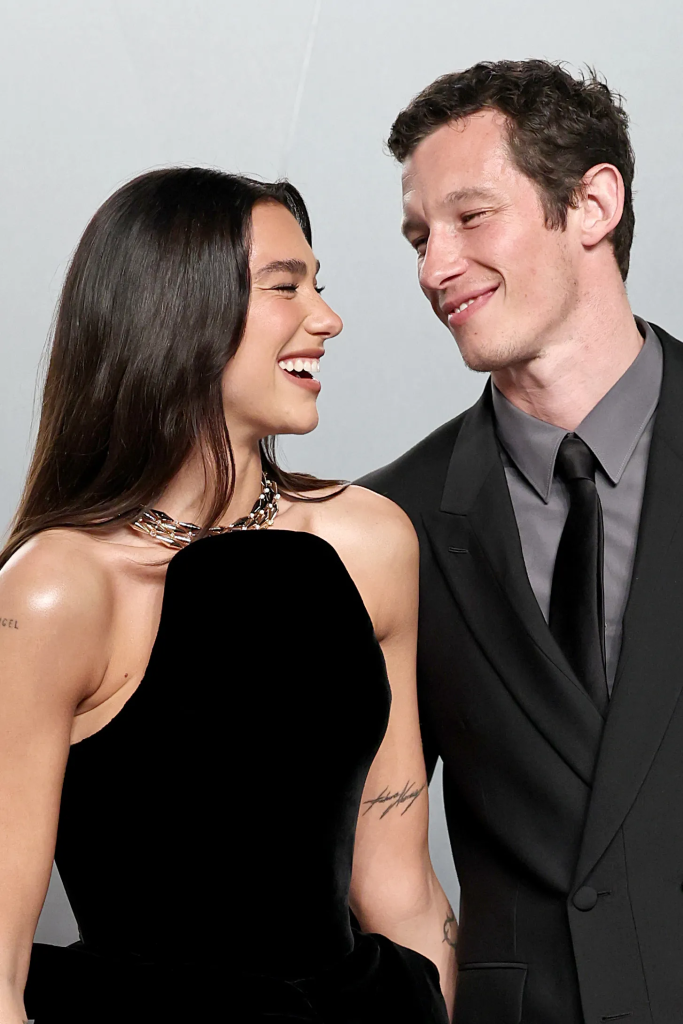 Dua Lipa und Callum Turner verheiratet? Alles über die Hochzeit, ihren weißen Look und seinen Hintergrund