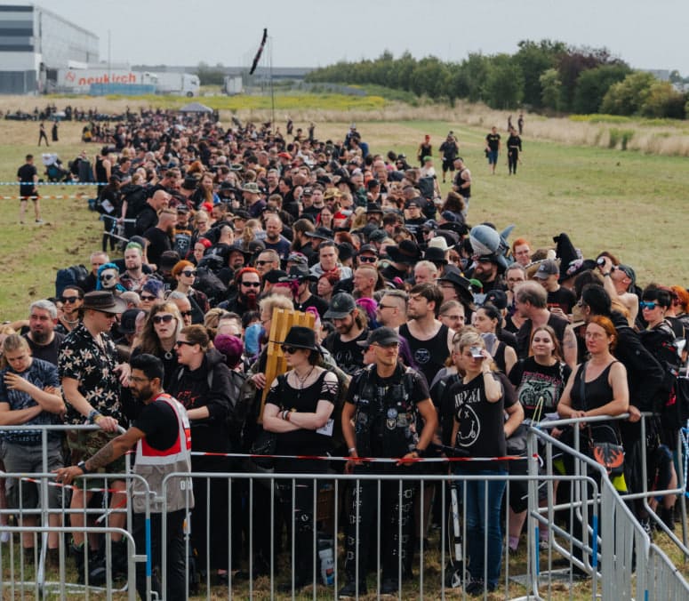 M’era Luna 2026 am Samstag: Timetable, Headliner, Shuttle und Taschenregeln