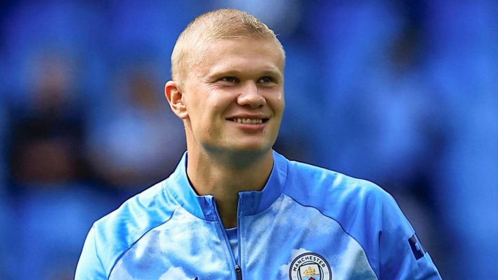 Erling Haaland mit kurzen Haaren: So sieht seine neue Frisur aus Erling Haaland mit kurzen Haaren: So sieht seine neue Frisur aus