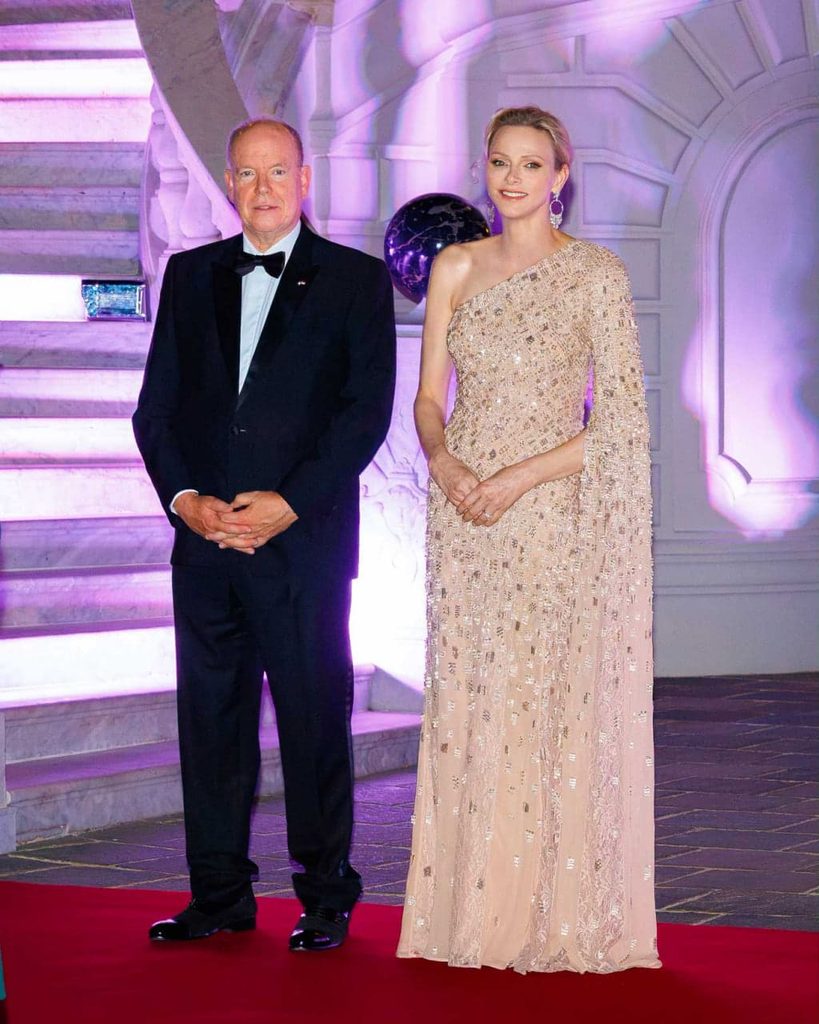 Fürstin Charlène in Elie Saab: Was ihr Staatsbankett-Kleid kostet und welche Details den Look prägen