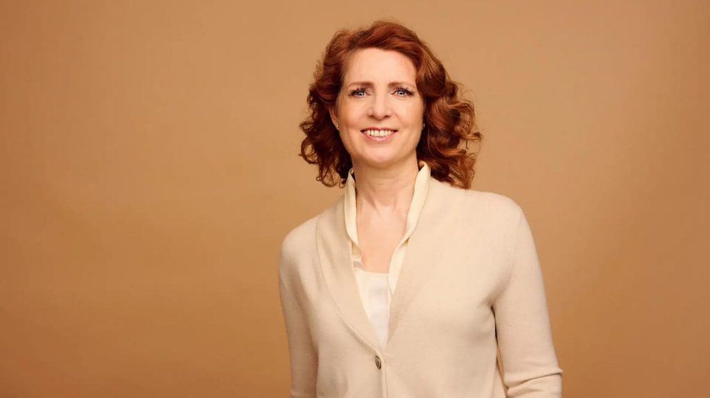 Monica Lierhaus nach Beinbruch zweimal operiert: Wie es ihr heute geht und wann sie zu RTL zurückkehrt